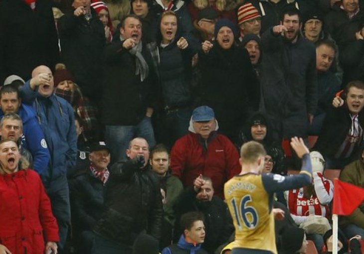 Savršen odgovor Ramseya na zvižduke navijača Stoke Cityja