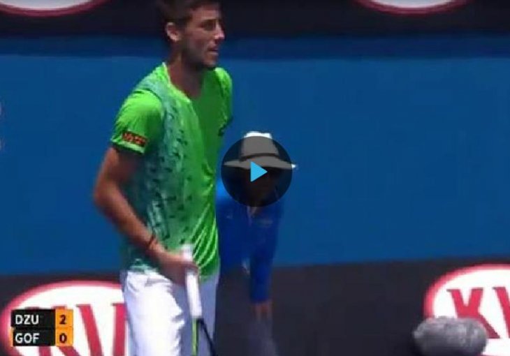 Ptica prekinula susret Džumhura i napravila ludnicu na terenu