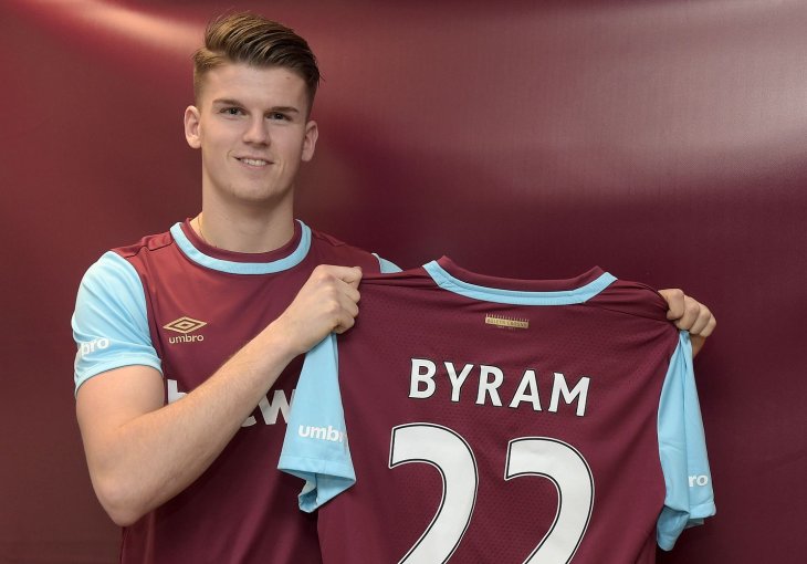 West Ham se propisno obrukao: Igrač na predstavljanju potpisivao čudan ugovor