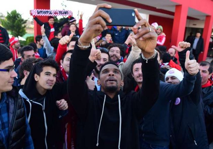 Navijači su protestvovali, a onda se pojavio Samuel Eto'o