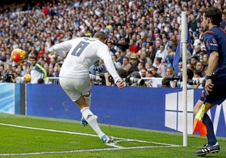 Kada Kross namjesti loptu na korner, najveća opasnost je Gareth Bale