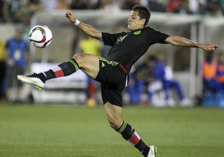 Chicharito van stroja zbog povrede
