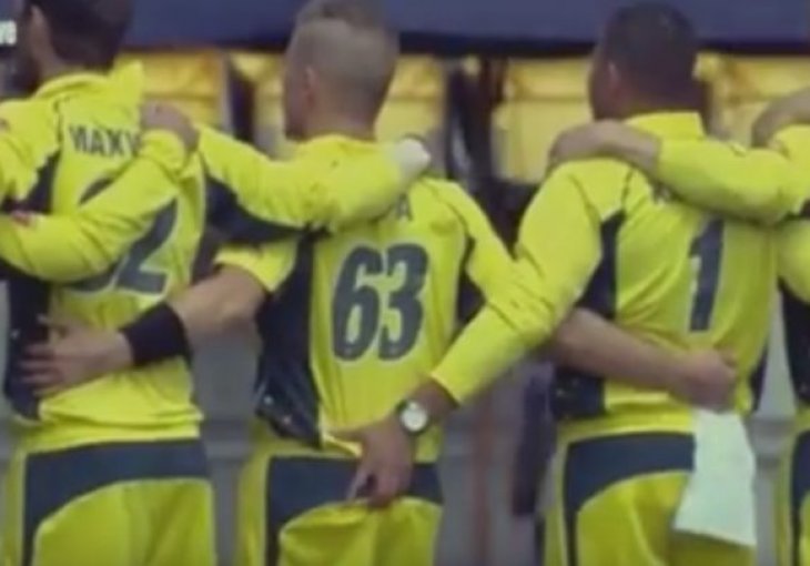 Bez imalo srama dirao saigrača po stražnjici