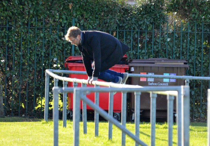 Brzo se oporavio: Klopp poslije operacije preskače ograde i snima reklame