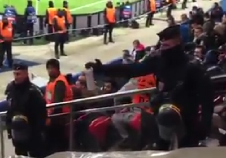 Navijači Chelseaja slavili gol, a policija ih htjela posprejati suzavcem!?