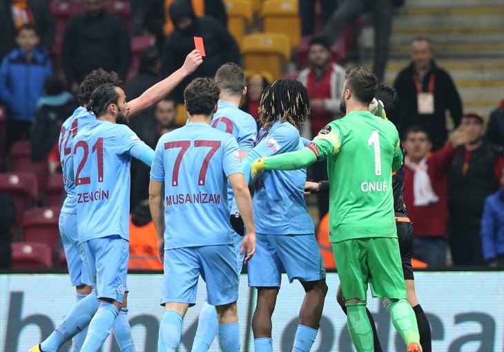 Tokom utakmice Trabzonspor-Galatasaray sudija dobio crveni karton