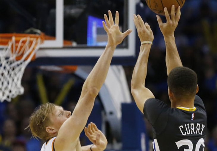 Curry nije sa naše planete, nevjerovatnim košem riješio pobjednika!