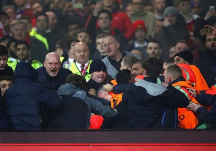 Haos na tribinama Old Trafforda: Sukob navijača Uniteda i Liverpoola