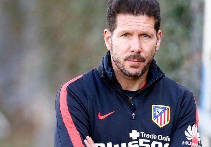 Diego Simeone ubacio loptu u teren, pa dobio crveni karton