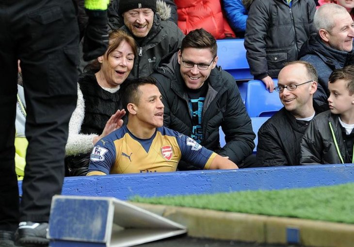 Sanchez završio na tribinama Goodisona sa navijačima Evertona