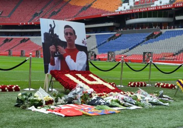 Fudbaleri i stručni štab Ajaxa odali počast Johanu Cruyffu
