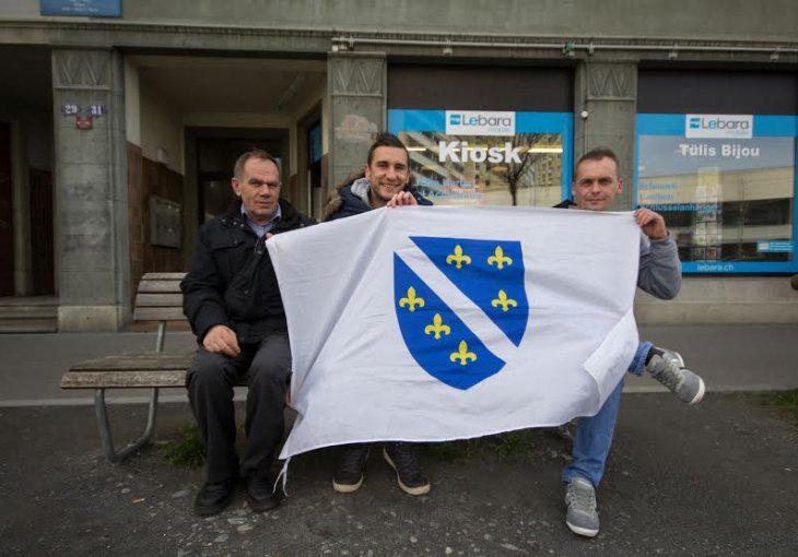 Navijači BiH okupljaju se na trgu u Cirihu i spremaju za korteo ka stadionu