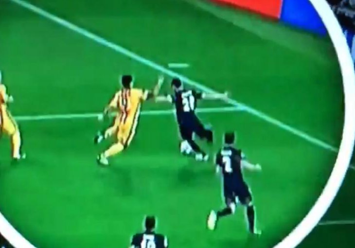 Da li je Suarez zbog ovog poteza trebao dobiti crveni karton?