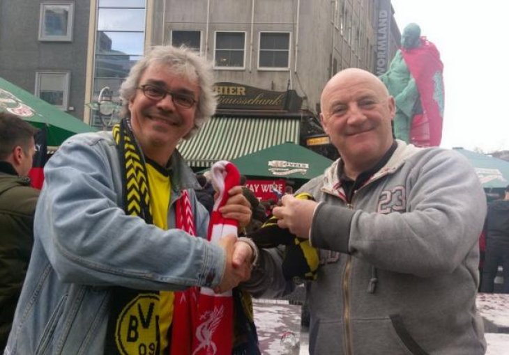 Čovjek koji je ujedinio sve: Navijači Liverpoola i Borussije pjevaju heroju!