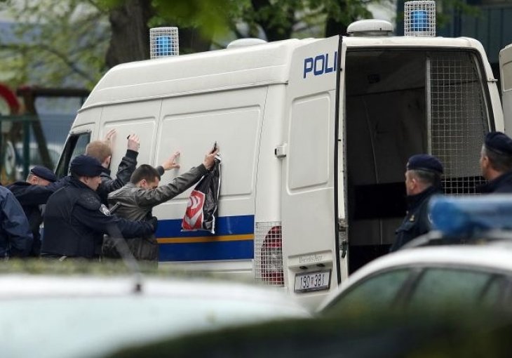 Neredi u Zagrebu: Delije zaustavile voz, a nakon toga se razbježale po gradu