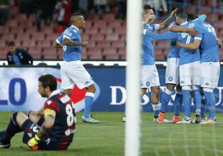 Vezuv proključao i bez Higuaina: Napolitanci napunili mrežu Bologni