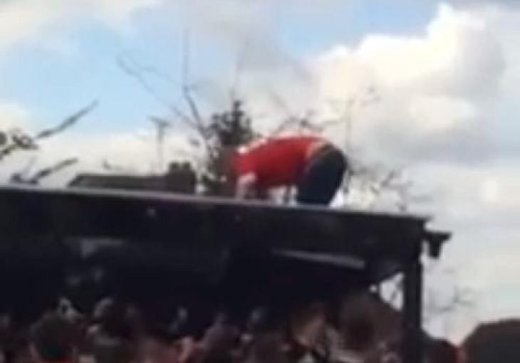 Navijač Uniteda prije utakmice FA Kupa propao kroz krov