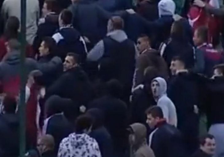 Navijači Sarajeva okrenuli leđa igračima i skandirali 