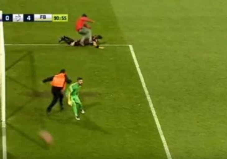 Nevjerovatne scene iz Turske: Navijač brutalno šutirao sudiju