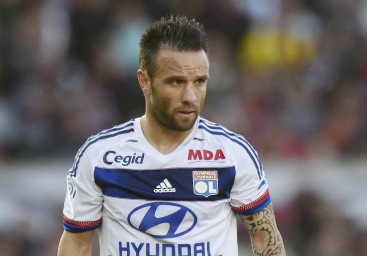 Valbuena ponovo u centru pažnje: Razbio mobitel navijaču Toulousea