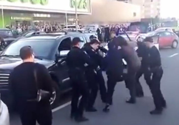 Krvav obračun: Bivšeg olimpijskog prvaka u hrvanju jedva savladalo sedam policajaca
