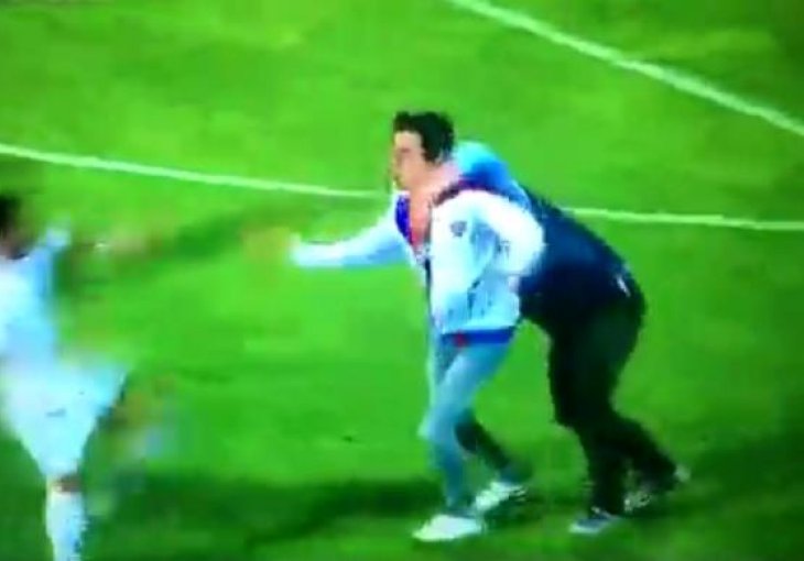 Nevjerovatne scene: Fudbaler nokautirao navijača na terenu