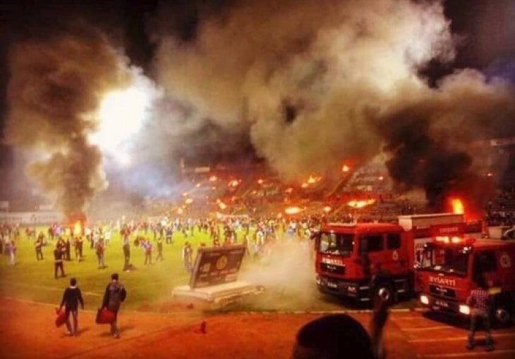 Navijači Eskisehirspora nakon ispadanja doslovno zapalili svoj stadion