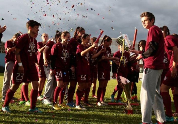 Fudbalerke SFK 2000 Sarajevo podigle šampionski pehar