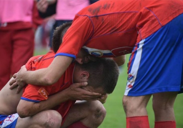 Nezadovoljni navijači Borca nakon utakmice skinuli dresove sa igrača