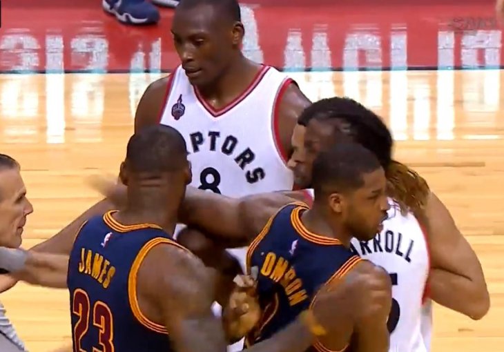 LeBron James nokautiran od saigrača na meču protiv Toronta