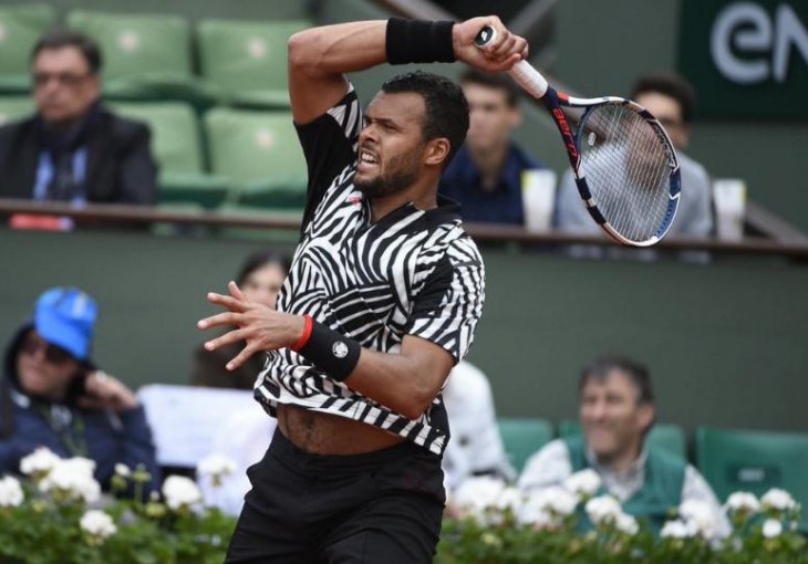 Tsonga sa suzama u očima: Kraj za još jednog tenisera