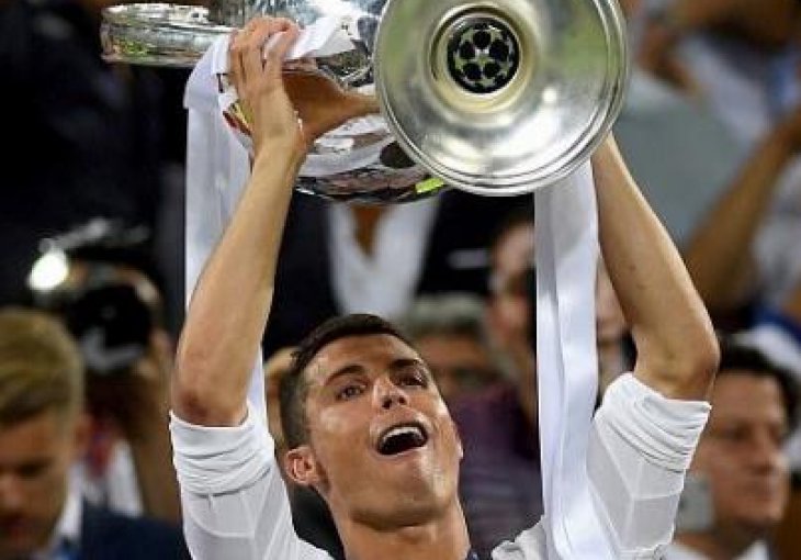 Ovako izgleda dodjela trofeja i podizanje pehara fudbalera Real Madrida