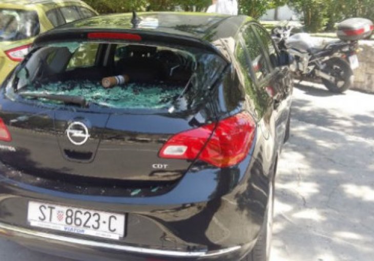 Mamića u Splitu zasuli raketama, bengalkama i bocama