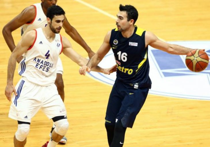 Košarkaši Anadolu Efesa porazili Fenerbahče u play-offu turske lige