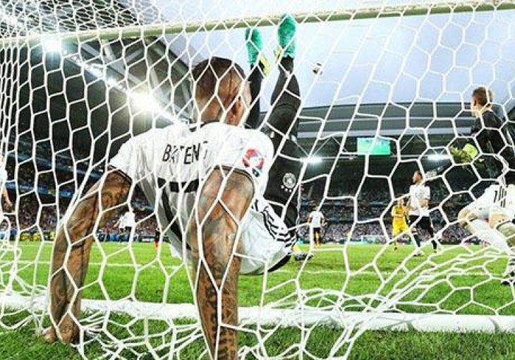 Slika dana: Požrtvovani Boateng akrobatskim potezom sačuvao mrežu Elfa