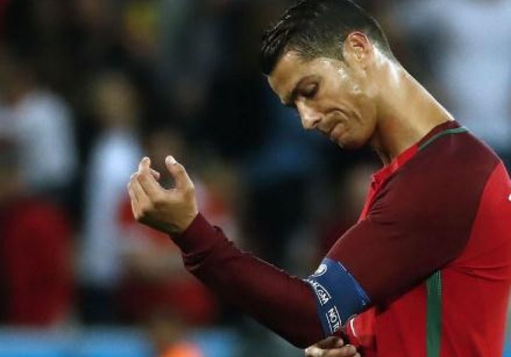 Ronaldo uzeo mikrofon od novinara i bacio ga u jezero