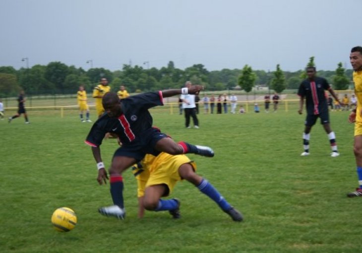 Pa šta radi ovaj čovjek, mladi fudbaler PSG-a se igrao sa loptom