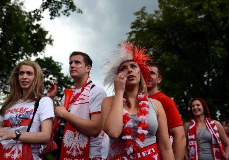 Poljska navijačica u prisnim odnosima sa starcima