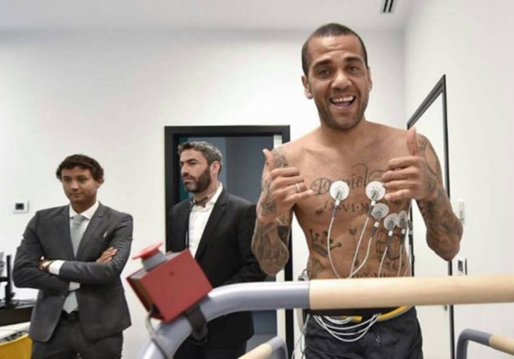 Alves u čast svog prijatelja odabrao broj na dresu