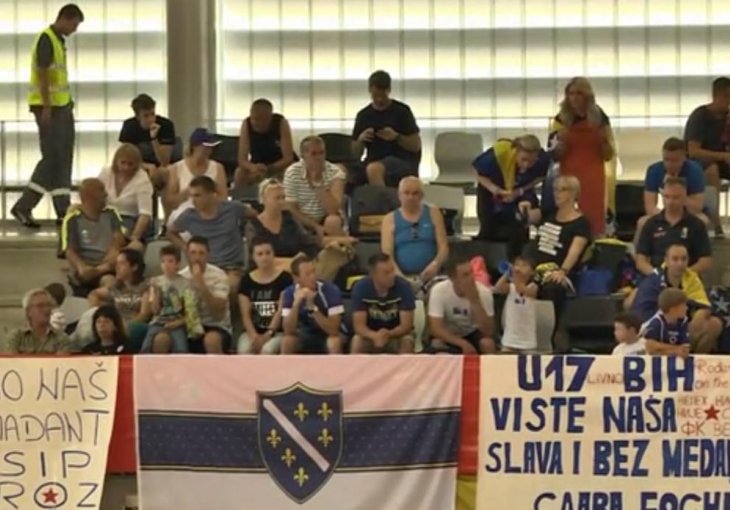 Zanimljiv transparent na utakmici kadetske selekcije BiH