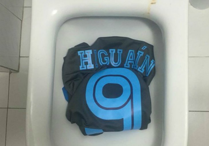 Navijači Napolija bijesni: Higuainovi dresovi plivaju u toaletnim školjkama