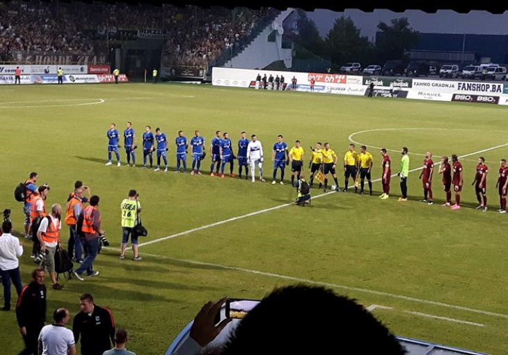 Derbi nije opravdao očekivanja: Neredi, crveni karton, sudijska konfuzija i dva pogotka
