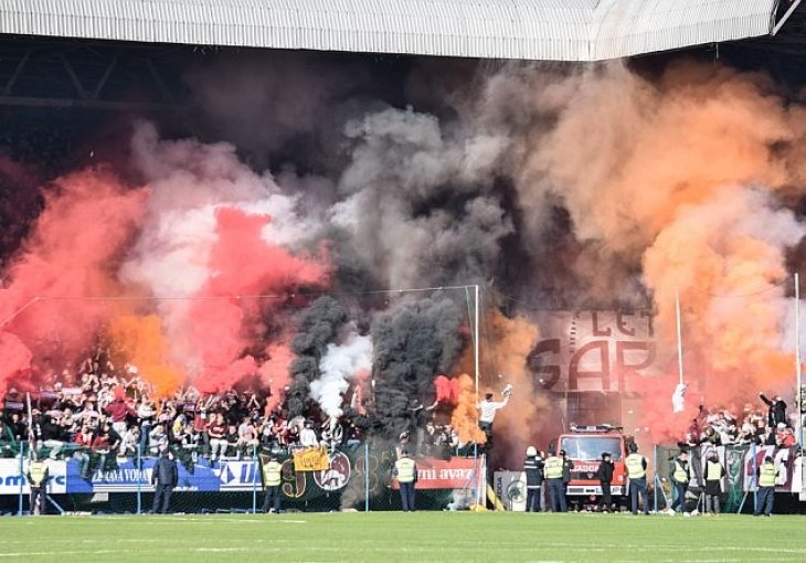 Horde zla izazvale 15-minutni prekid: Derbi ipak nastavljen