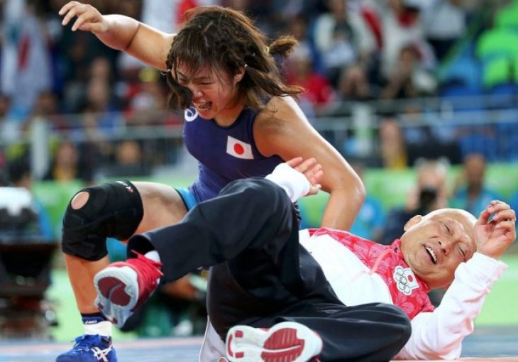 Japanka postala hit na društvenim mrežama: Uzela zlato pa prebila trenera  