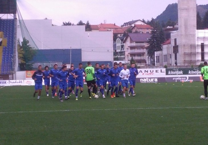 Odlična atmosfera na Grbavici: Petrović dobio ovacije, Meša pozdravio Plave