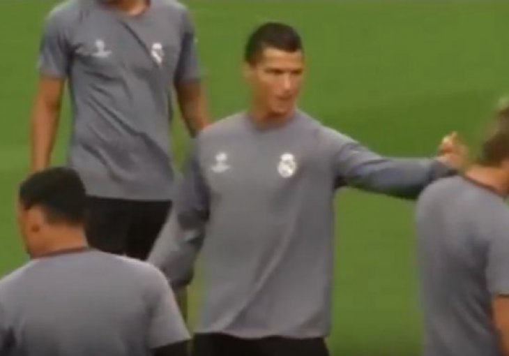 Ronaldo uhvaćen kako saigraču pokazuje srednji prst