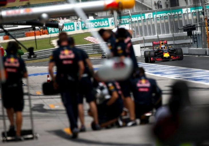 Ludilo u Maleziji: Hamiltonu eksplodirao motor, Ricciardo slavio