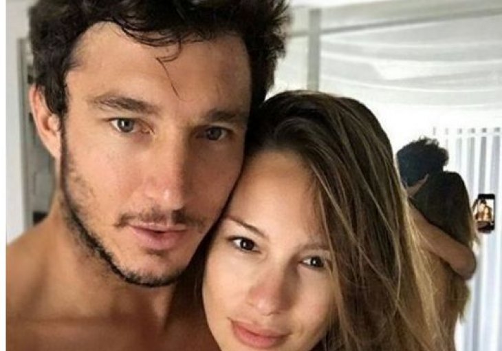 Teniser i manekenka šokirali javnost fotografijama: Potpuno goli ispred ogledala  