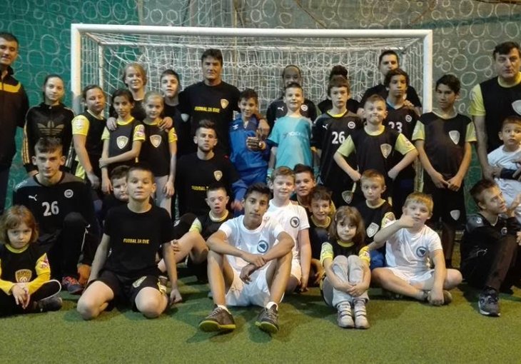 Oduševio mališane: Legendarni Čobo Janjuš odradio trening sa Školom fudbala 