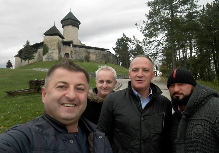 Promotori knjige 'Kapiten teškog vremena' obišli čuvenu tvrđavu iznad Velike Kladuše